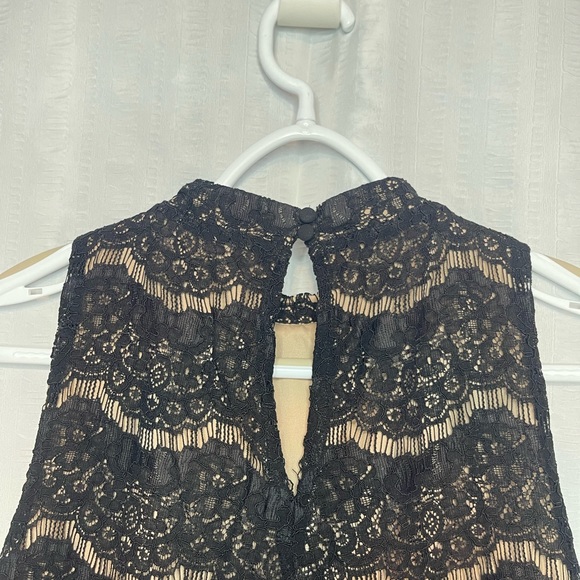 Women's Sleeveless Lace Top - Picture 3 of 4